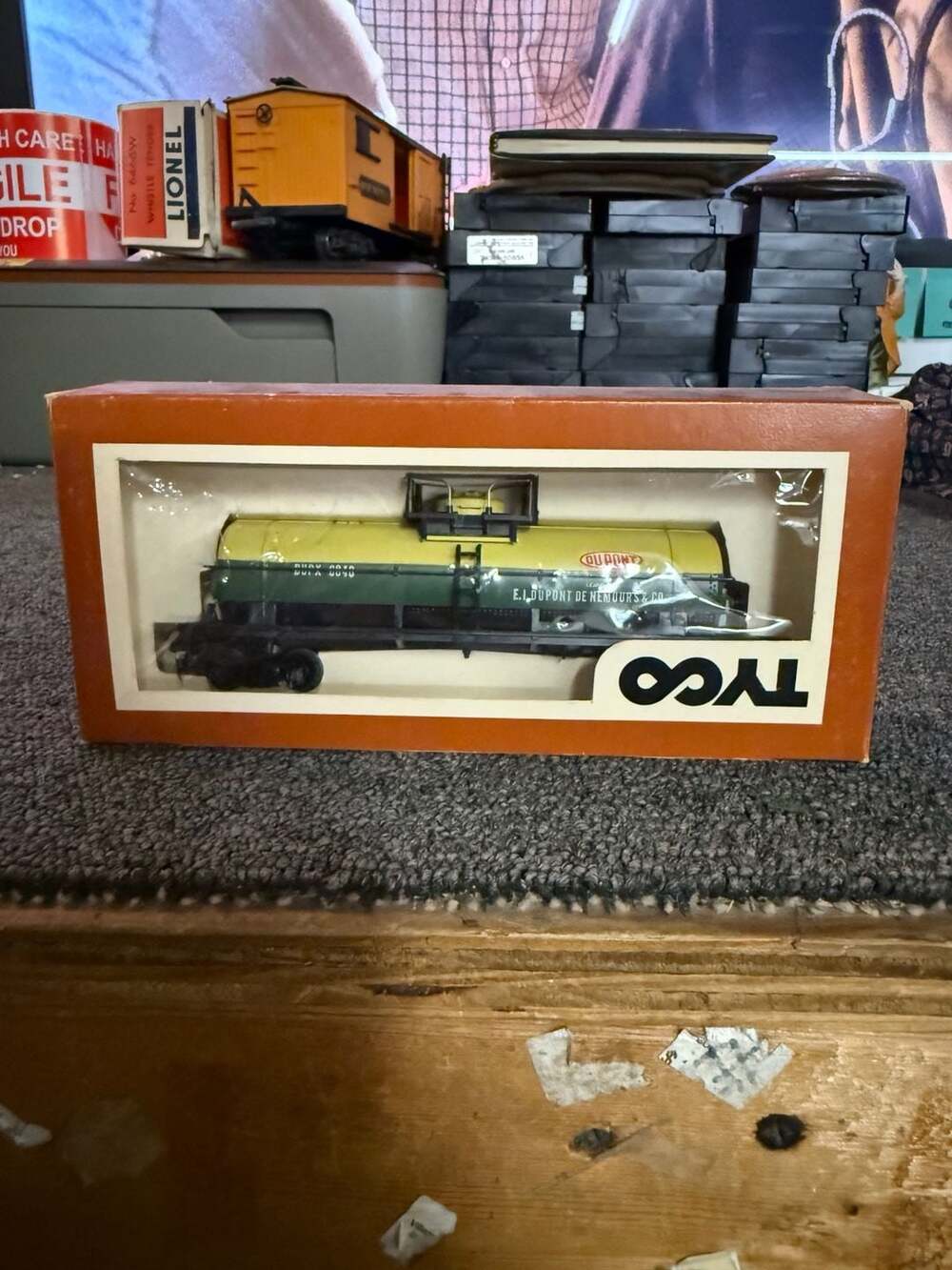 Vintage Tyco HO Scale 40-Foot Dupont Chemical Tank Car #324B